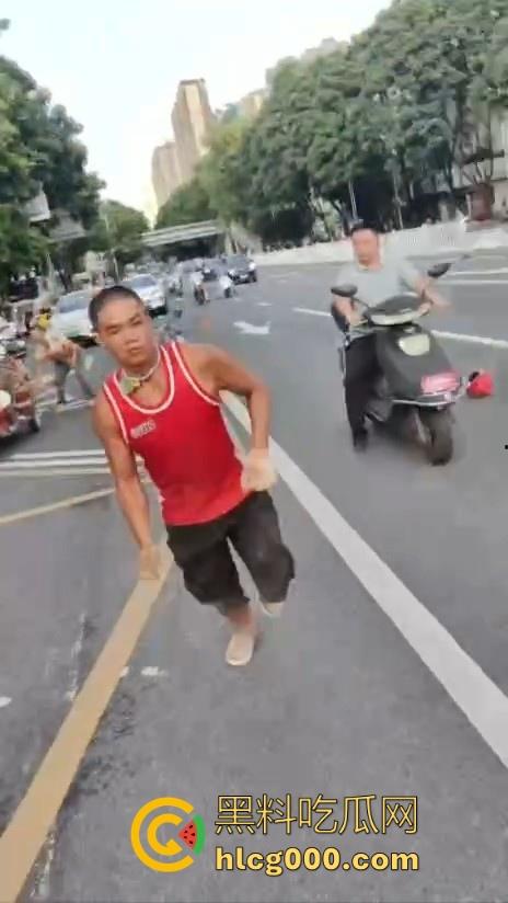 南宁街头惊现持刀捅人,抢劫后无差别捅人,路过行人见人就捅,围观群众惊恐报警,场面触目惊心!-4