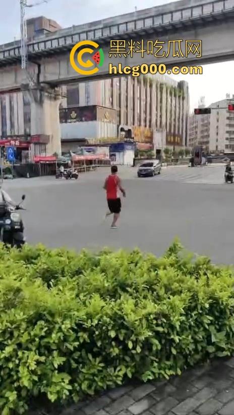 南宁街头惊现持刀捅人,抢劫后无差别捅人,路过行人见人就捅,围观群众惊恐报警,场面触目惊心!-5