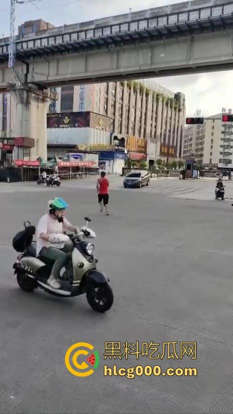 南宁街头惊现持刀捅人,抢劫后无差别捅人,路过行人见人就捅,围观群众惊恐报警,场面触目惊心!-6