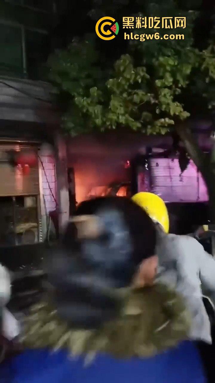 安徽铜陵枞阳横埠快递站突发火灾里面物品全部烧光,老板一夜回到解放前！-2