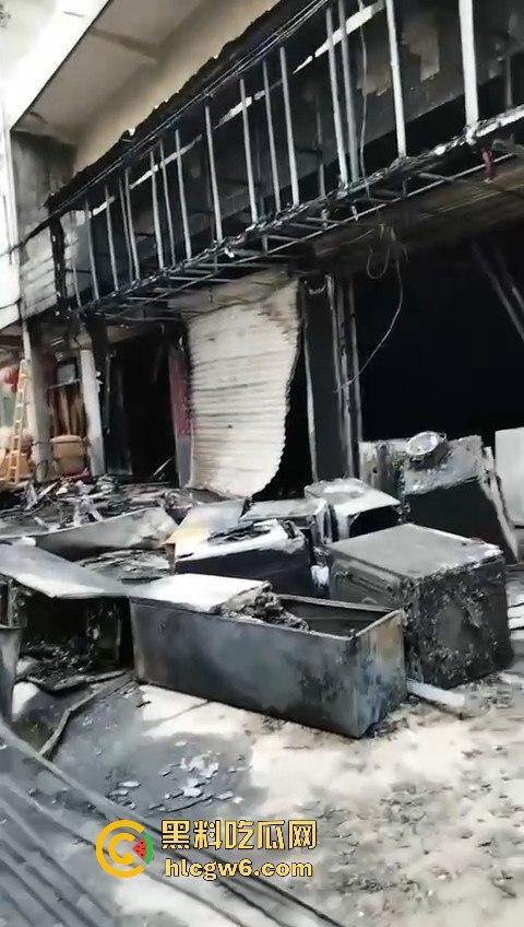 安徽铜陵枞阳横埠快递站突发火灾里面物品全部烧光,老板一夜回到解放前！-6