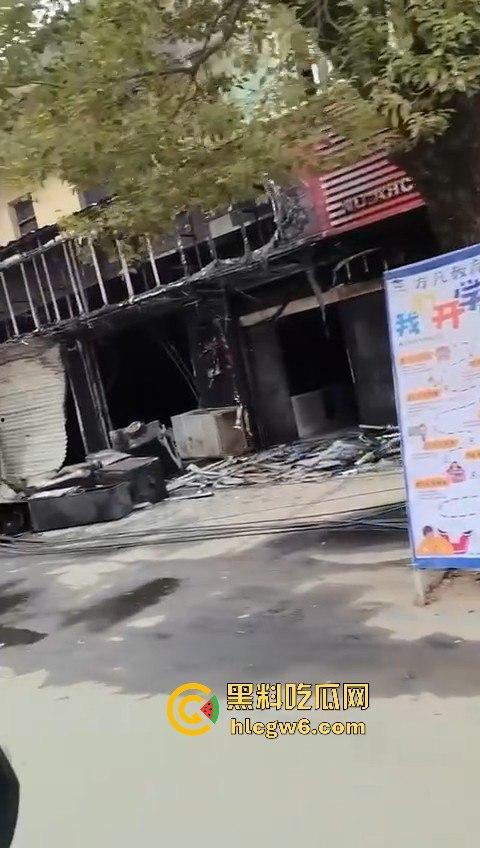 安徽铜陵枞阳横埠快递站突发火灾里面物品全部烧光,老板一夜回到解放前！-7