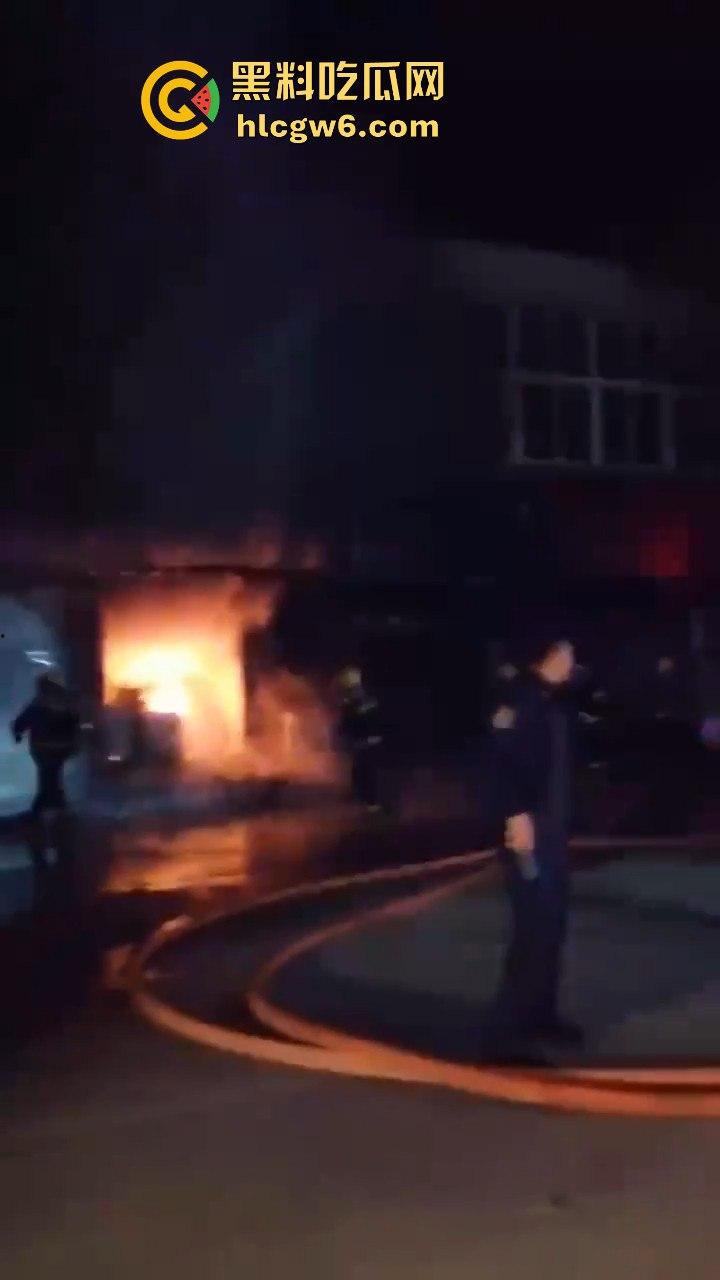 安徽铜陵枞阳横埠快递站突发火灾里面物品全部烧光,老板一夜回到解放前！-8