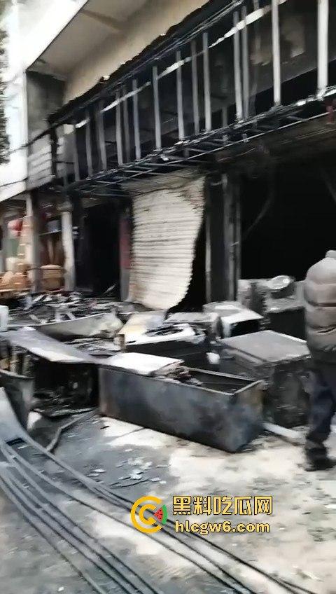 安徽铜陵枞阳横埠快递站突发火灾里面物品全部烧光,老板一夜回到解放前！-11