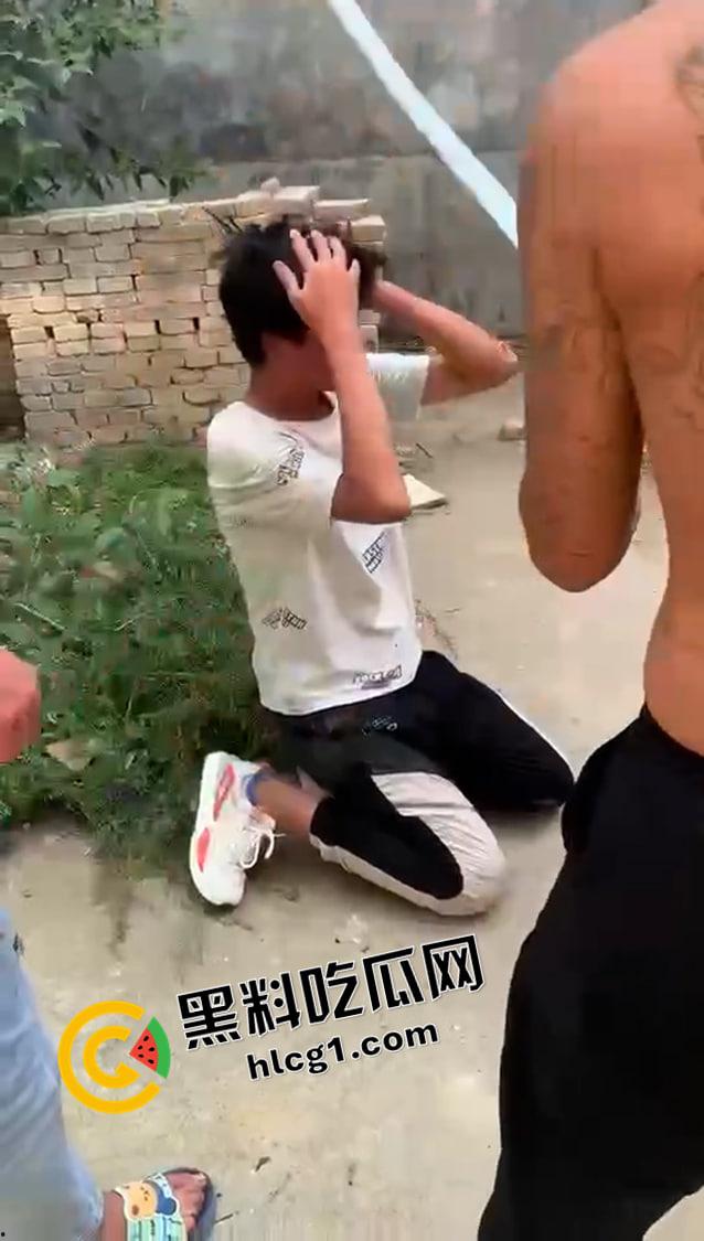 抖音快手热榜!河南南阳持刀霸凌原视频 一群纹身精神小伙持刀围殴 小伙子要被打得神志不清了-3