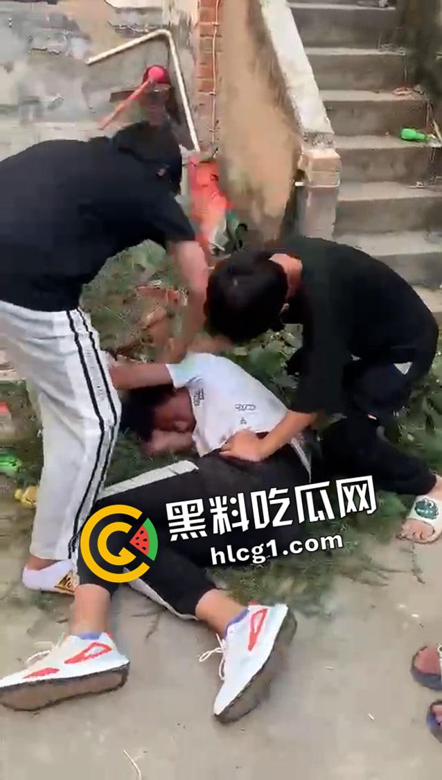 抖音快手热榜!河南南阳持刀霸凌原视频 一群纹身精神小伙持刀围殴 小伙子要被打得神志不清了-6