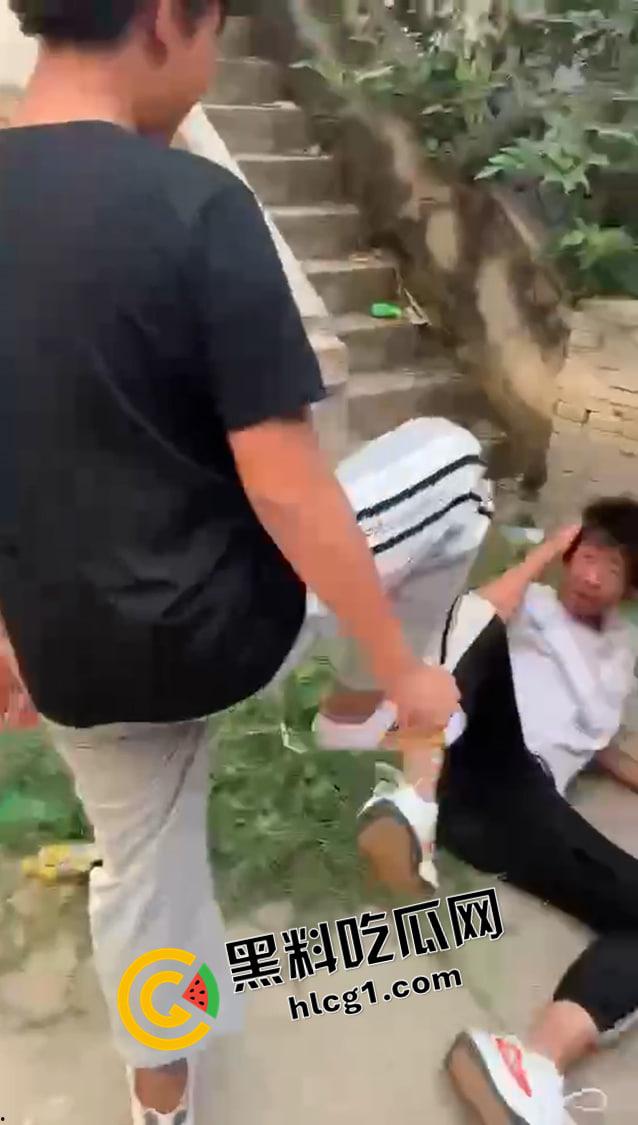 抖音快手热榜!河南南阳持刀霸凌原视频 一群纹身精神小伙持刀围殴 小伙子要被打得神志不清了-8