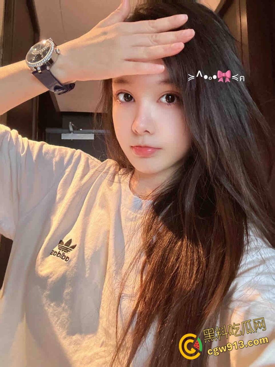 饥渴女友影响我打LOL，跪在地上深喉口交，小骚逼又开始痒了，必须狠狠地调教她，踩着头抽屁股爆操 ！-3