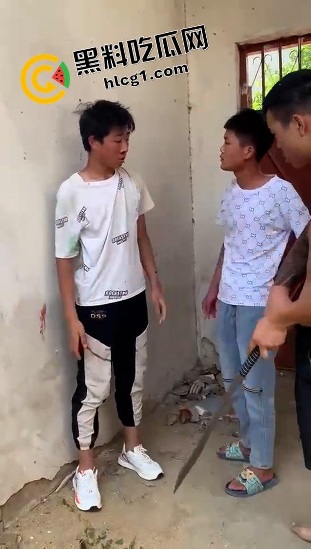 抖音快手热榜!河南南阳持刀霸凌原视频 一群纹身精神小伙持刀围殴 小伙子要被打得神志不清了-9