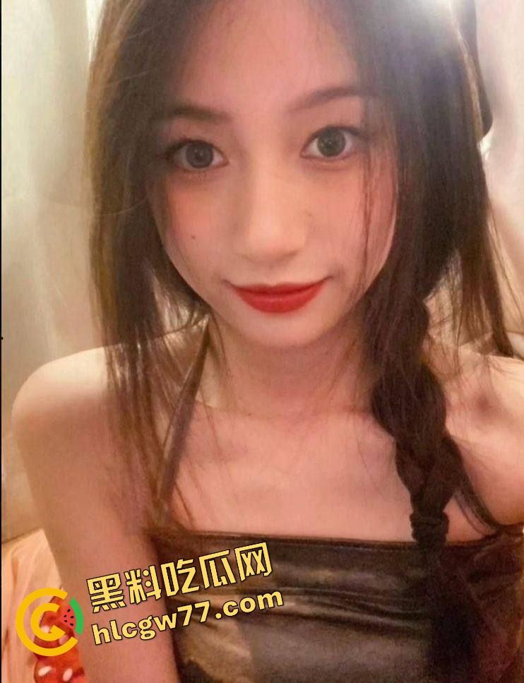 太原酒店约炮淫乱小母狗主动喊上门，撕破黑丝爆操后入，叫得像发情发疯一样快来让姐姐吃鸡！-1