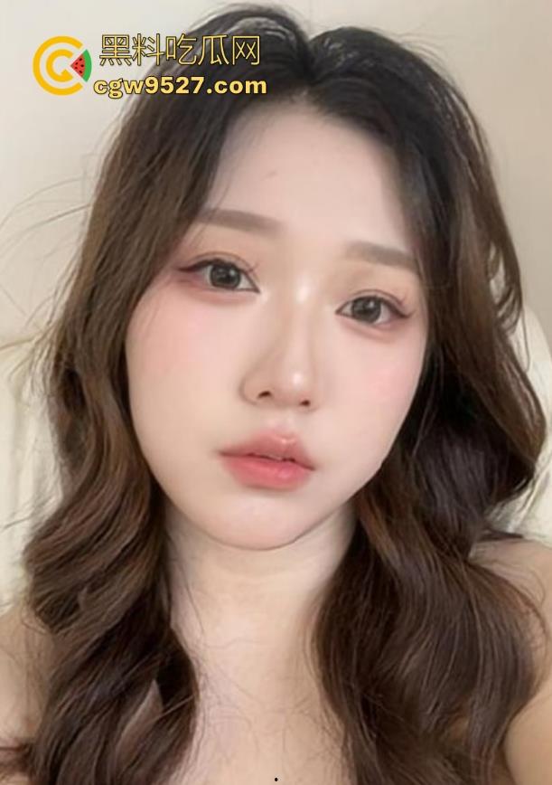 海角乱伦,边看电影边被嫂子疯狂色诱,埋头口交,老汉推车式猛插,无套内射精液流了嫂子一腿!-3