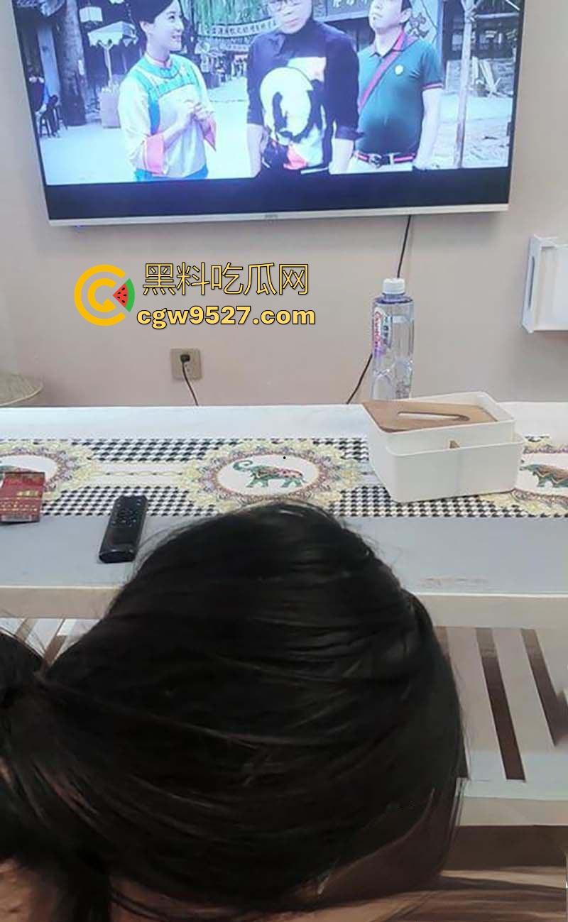 海角乱伦,边看电影边被嫂子疯狂色诱,埋头口交,老汉推车式猛插,无套内射精液流了嫂子一腿!-4