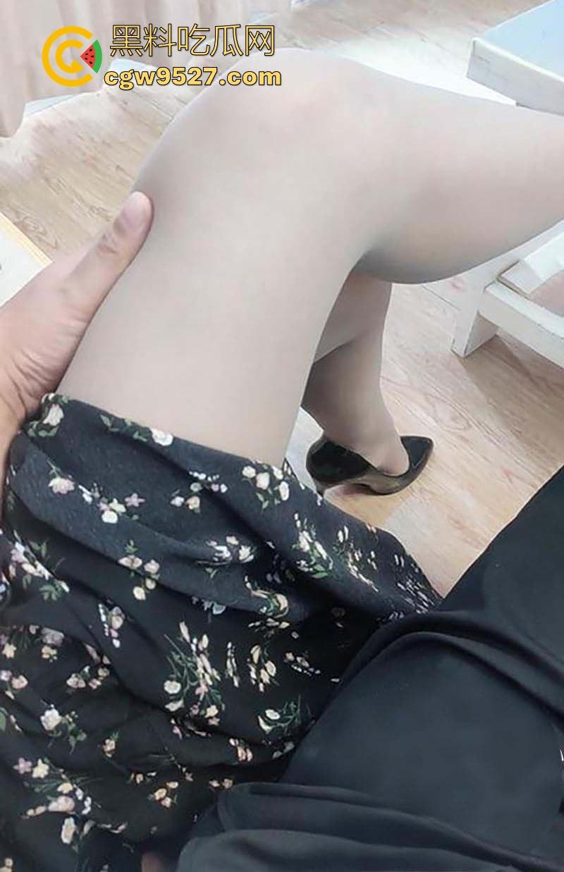 海角乱伦,边看电影边被嫂子疯狂色诱,埋头口交,老汉推车式猛插,无套内射精液流了嫂子一腿!-7