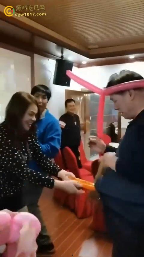 大爷大妈聚餐玩淫秽游戏，把气球当成鸡巴一边撸一边口，有韵味又会玩的少妇，晚上不敢想有多爽 ！-1