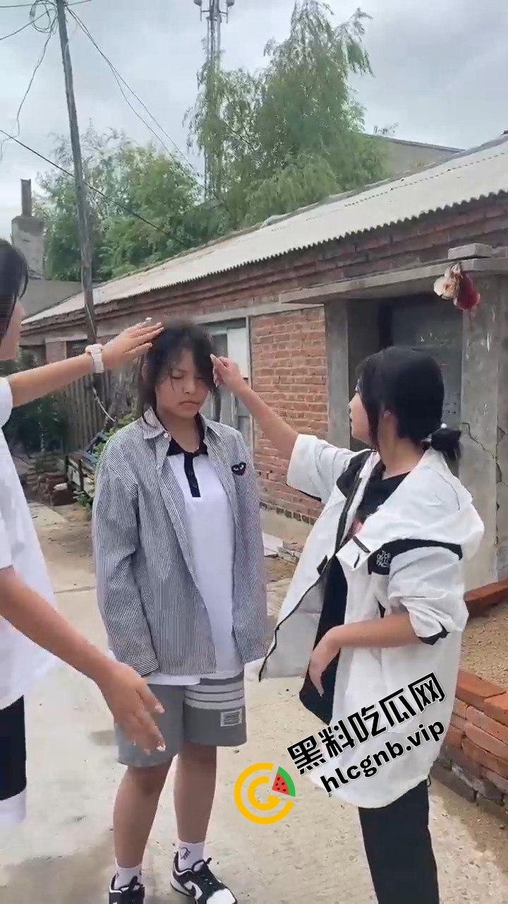 村里小太妹集体霸凌！三人围攻一个，扇来扇去真是无法无天-1