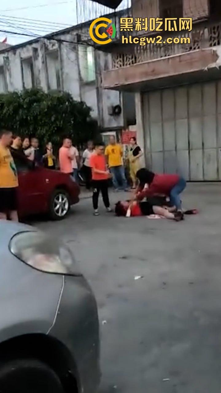 史上最狠打小三！潮汕街头小三被原配及家属当街撕衣暴打 木棍捅逼 现场视频曝光 打的真惨！-1