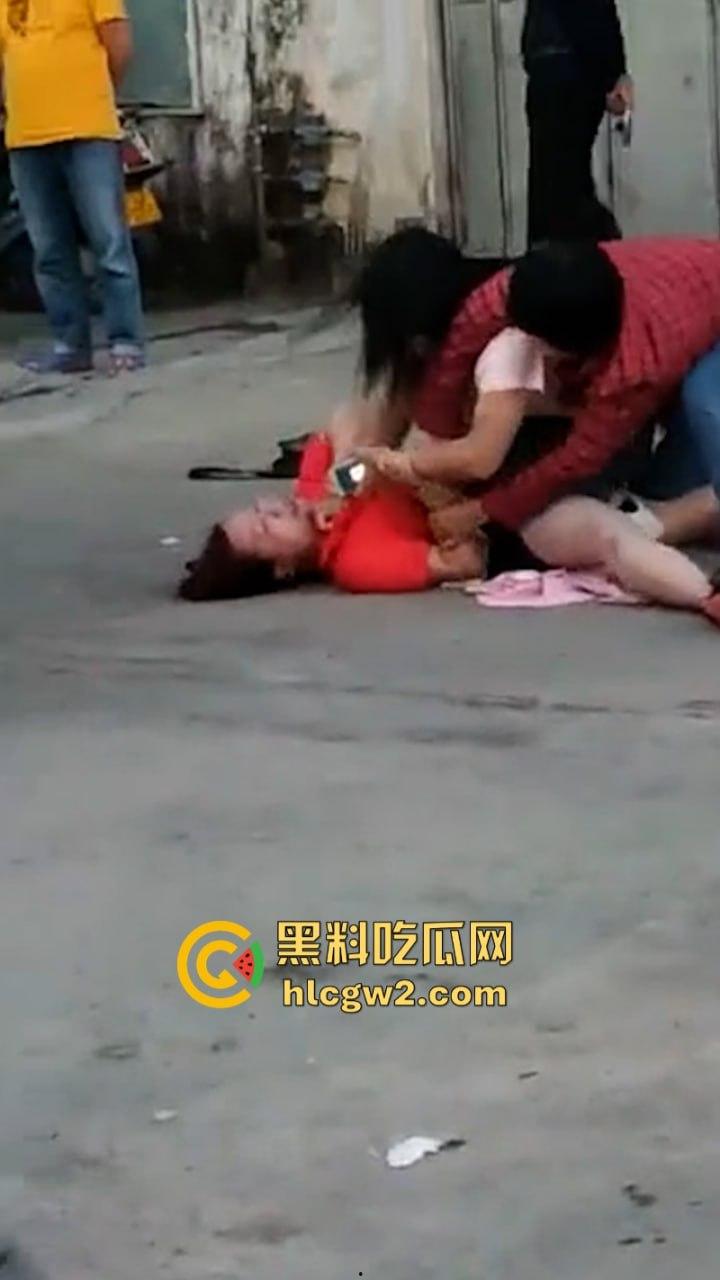 史上最狠打小三！潮汕街头小三被原配及家属当街撕衣暴打 木棍捅逼 现场视频曝光 打的真惨！-2