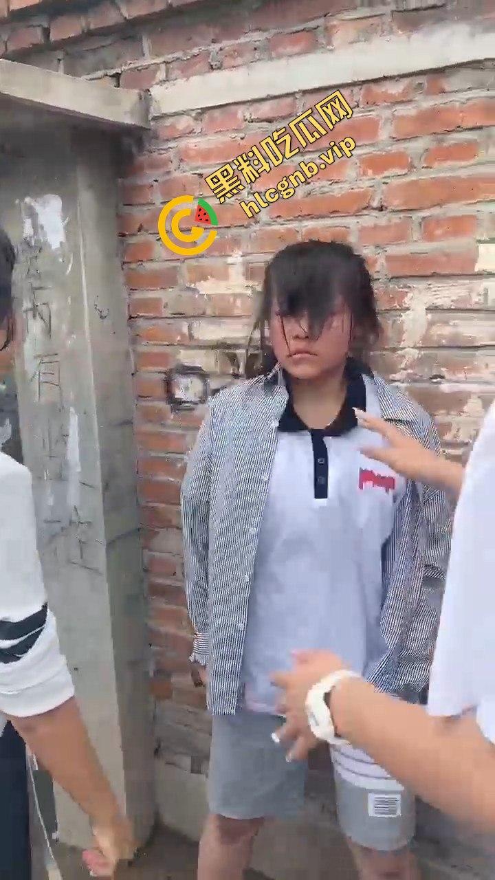 村里小太妹集体霸凌！三人围攻一个，扇来扇去真是无法无天-4