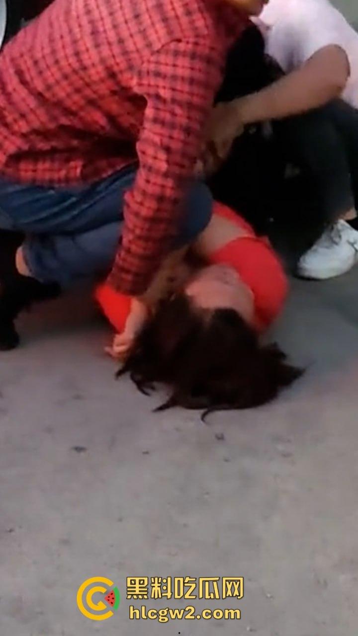 史上最狠打小三！潮汕街头小三被原配及家属当街撕衣暴打 木棍捅逼 现场视频曝光 打的真惨！-6