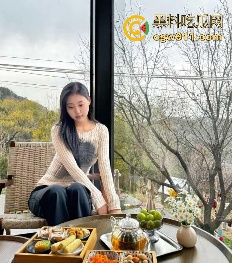 成都高颜值尤物【李曦奕】被男友双指扣穴狂插淫水四溢喷溅,口交深喉后入女上骑轮番上阵,十足的性瘾母狗!-4