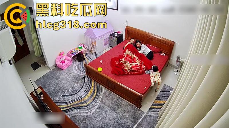 公公当着孩子面操儿媳，趁儿子不在家来到儿媳房间，借口看孙女实际操儿媳，监控拍下做爱现场！-2