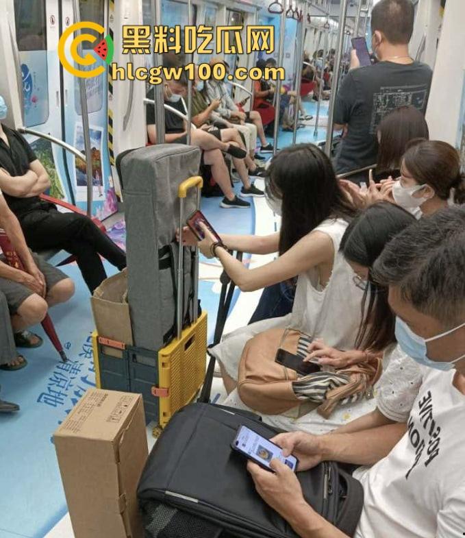 抄胸大神地铁乳房偷拍传奇出手 清纯美少女到良家人妻 短暂春光乍泄 奶子风景千姿百态 还原奶子的别样风采!-1