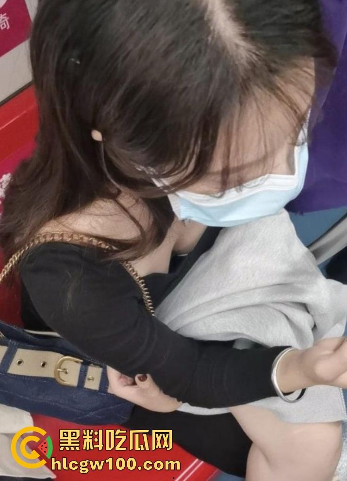 抄胸大神地铁乳房偷拍传奇出手 清纯美少女到良家人妻 短暂春光乍泄 奶子风景千姿百态 还原奶子的别样风采!-2