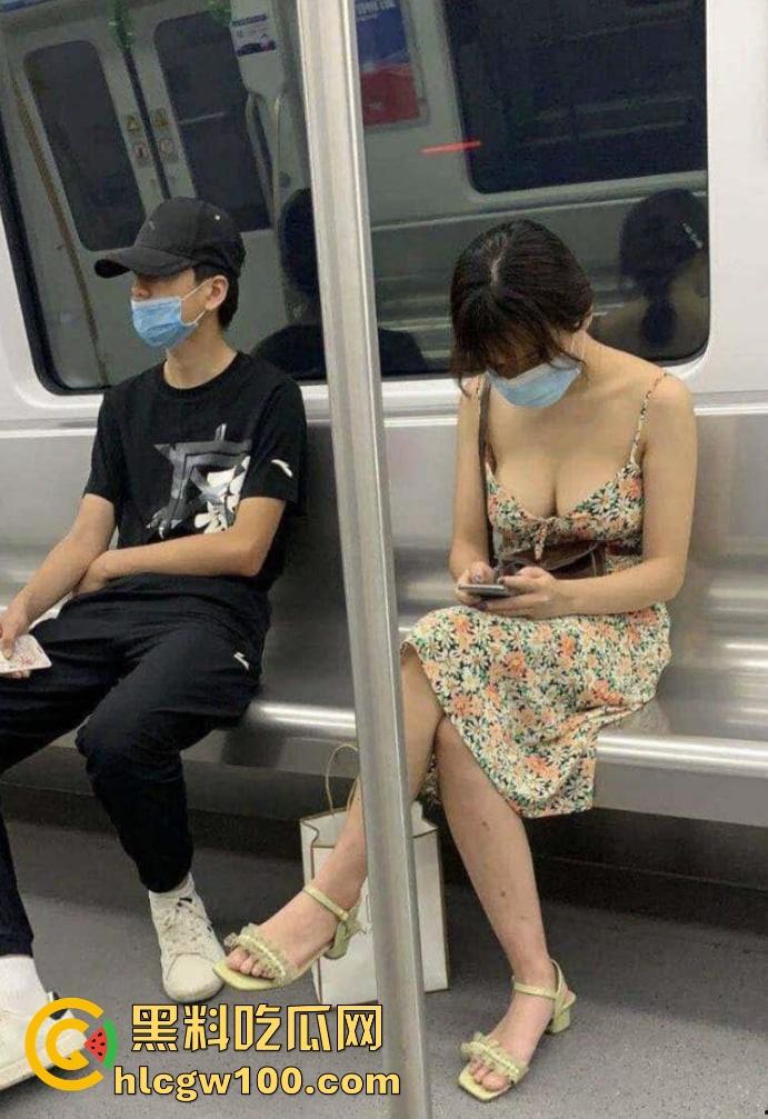 抄胸大神地铁乳房偷拍传奇出手 清纯美少女到良家人妻 短暂春光乍泄 奶子风景千姿百态 还原奶子的别样风采!-3