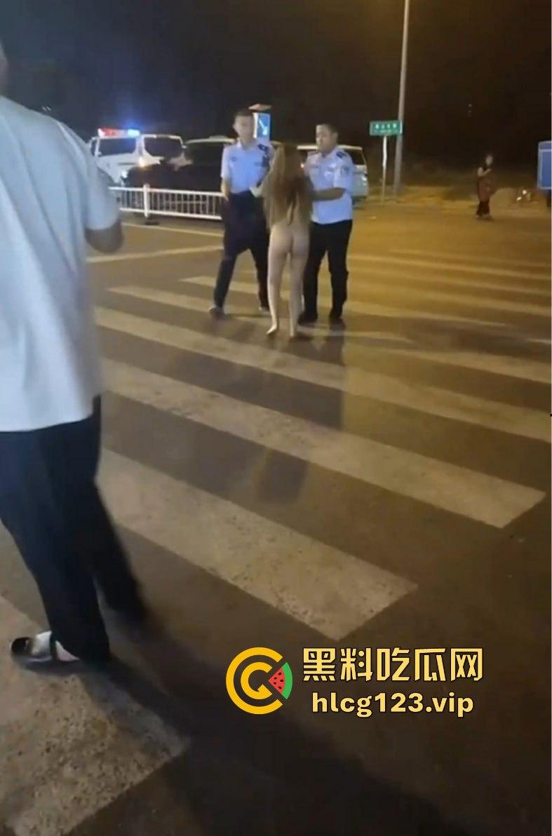 河北邢台快手网红吴媛媛吸毒后大街裸奔!性感长腿翘臀,精神小妹彻底玩嗨学狗爬行!-4