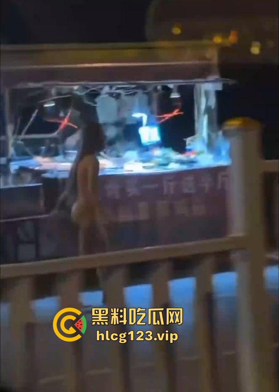 河北邢台快手网红吴媛媛吸毒后大街裸奔!性感长腿翘臀,精神小妹彻底玩嗨学狗爬行!-9