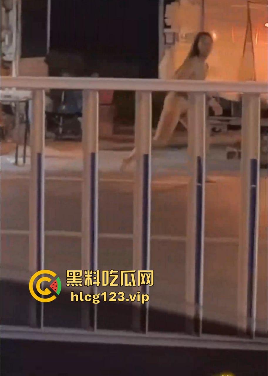 河北邢台快手网红吴媛媛吸毒后大街裸奔!性感长腿翘臀,精神小妹彻底玩嗨学狗爬行!-12