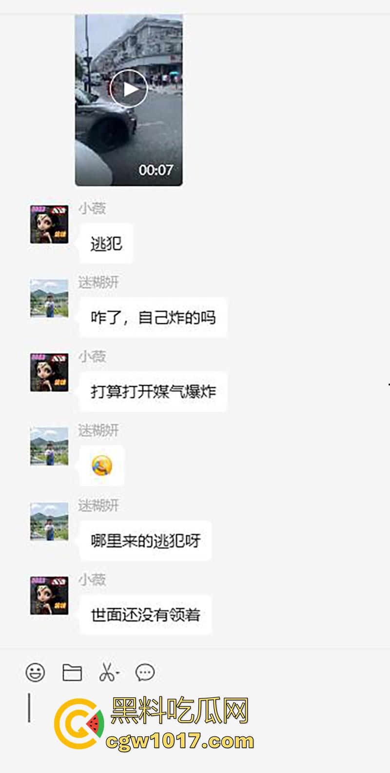 景德镇惊现恐怖分子,一男子手持液化气罐,点燃后与警察对峙,男子怀疑精神有问题!-1