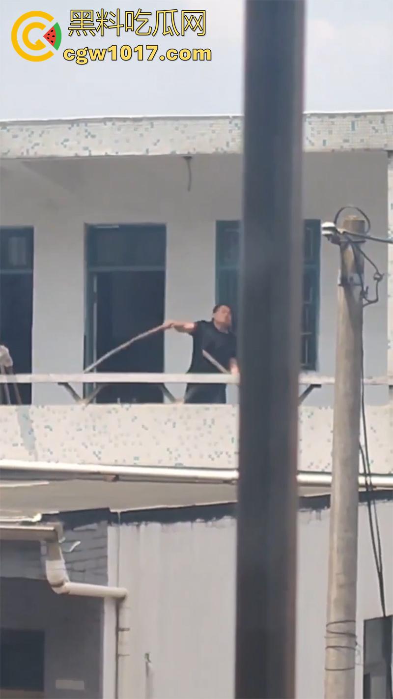 景德镇惊现恐怖分子,一男子手持液化气罐,点燃后与警察对峙,男子怀疑精神有问题!-2