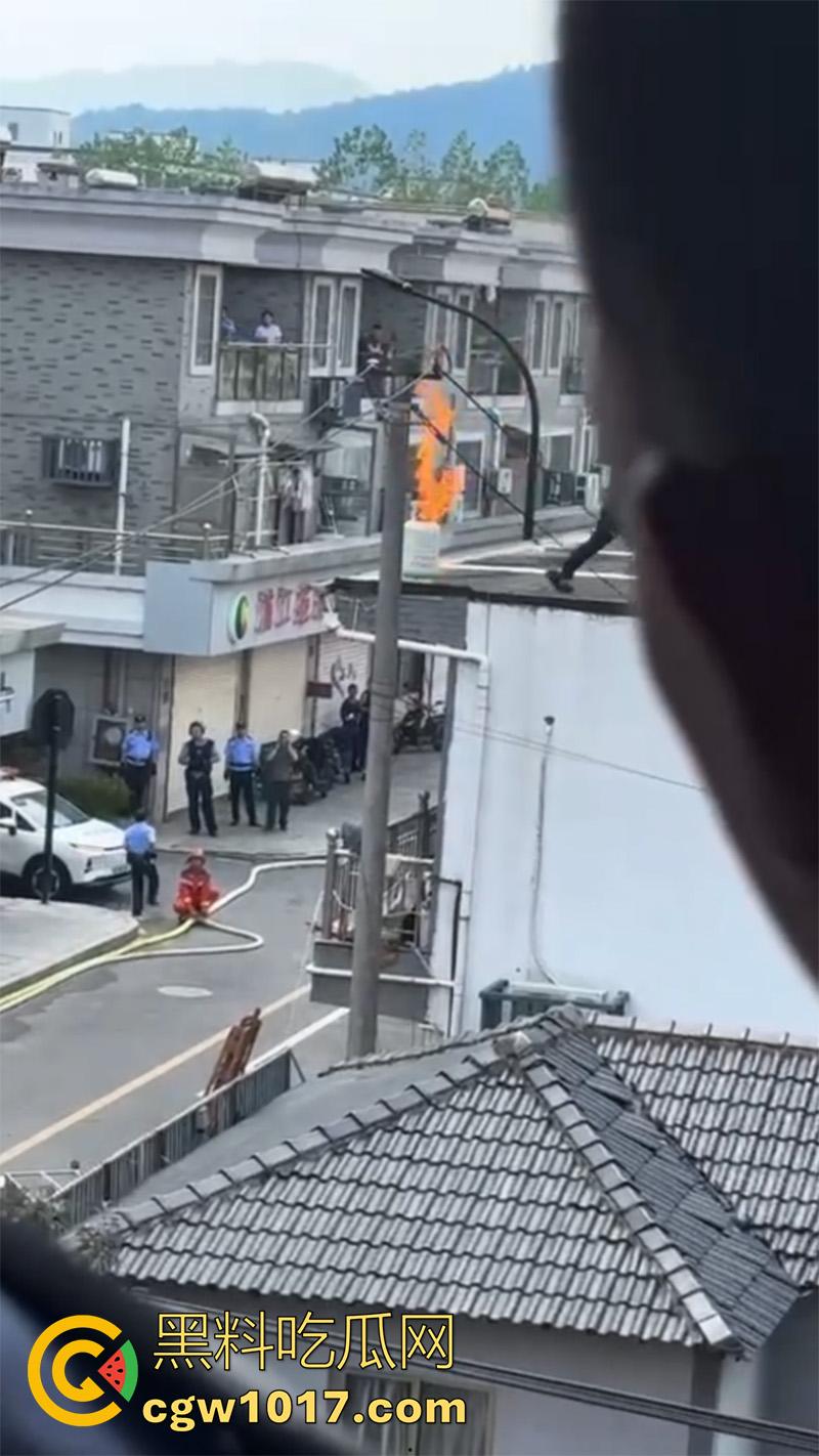 景德镇惊现恐怖分子,一男子手持液化气罐,点燃后与警察对峙,男子怀疑精神有问题!-3