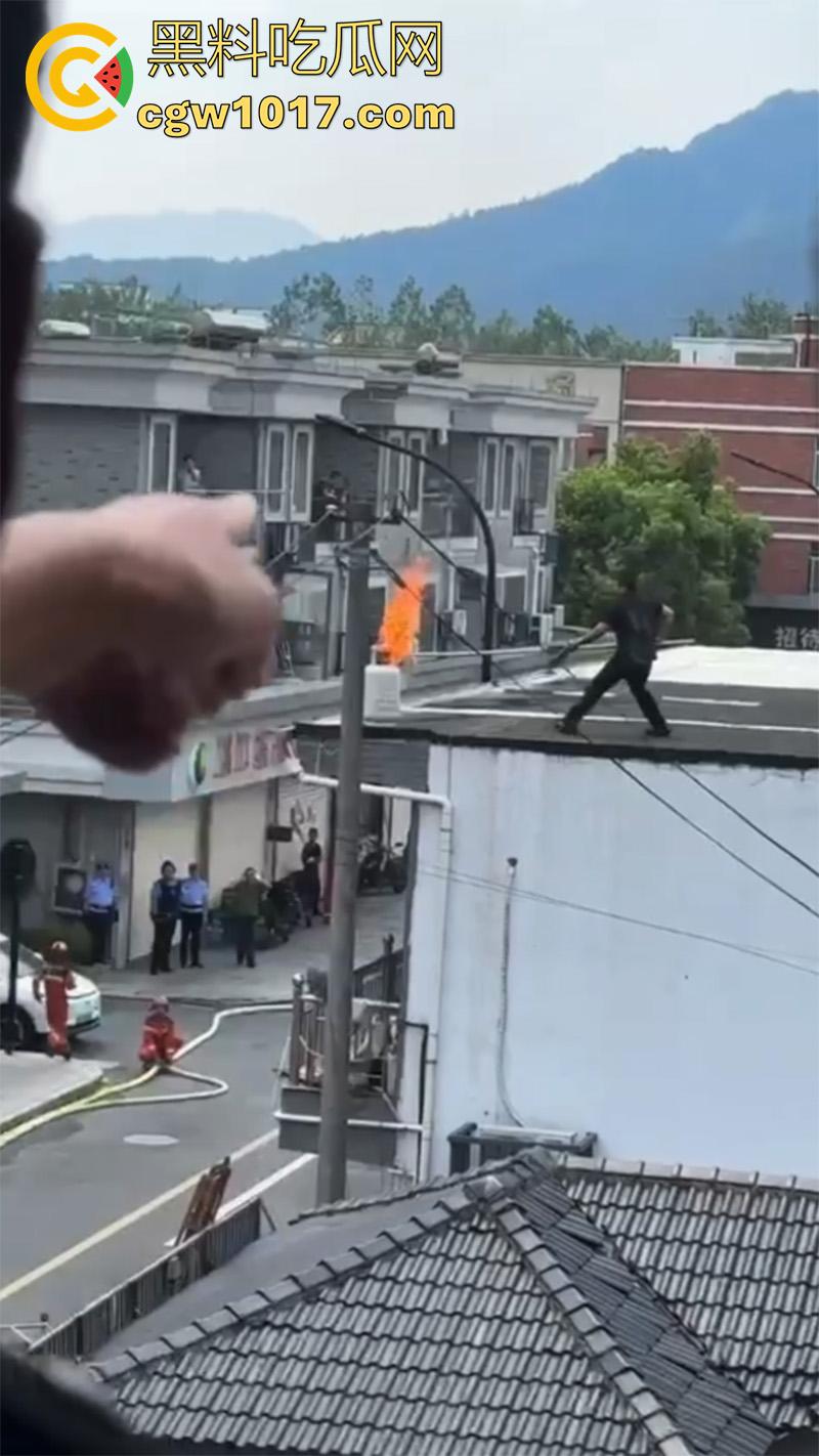 景德镇惊现恐怖分子,一男子手持液化气罐,点燃后与警察对峙,男子怀疑精神有问题!-4