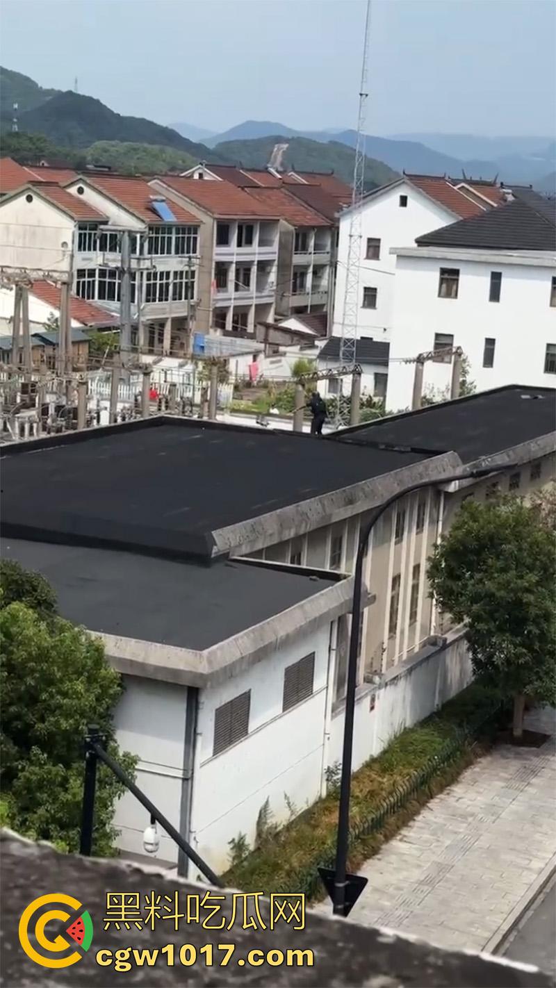 景德镇惊现恐怖分子,一男子手持液化气罐,点燃后与警察对峙,男子怀疑精神有问题!-5