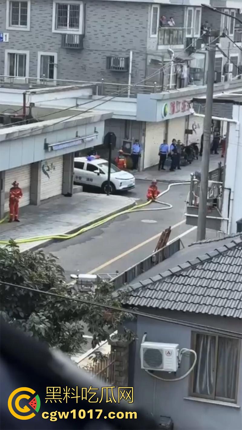 景德镇惊现恐怖分子,一男子手持液化气罐,点燃后与警察对峙,男子怀疑精神有问题!-6