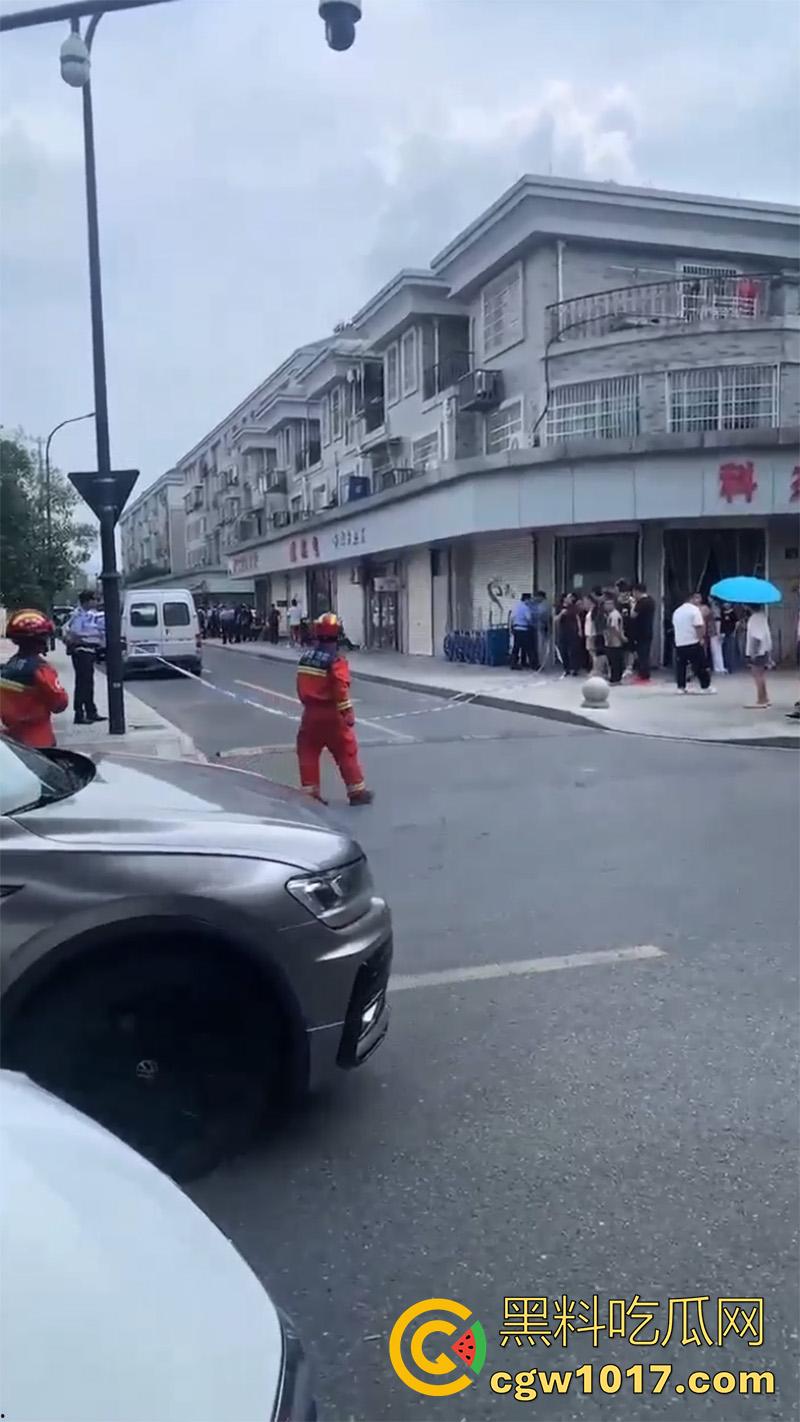 景德镇惊现恐怖分子,一男子手持液化气罐,点燃后与警察对峙,男子怀疑精神有问题!-7