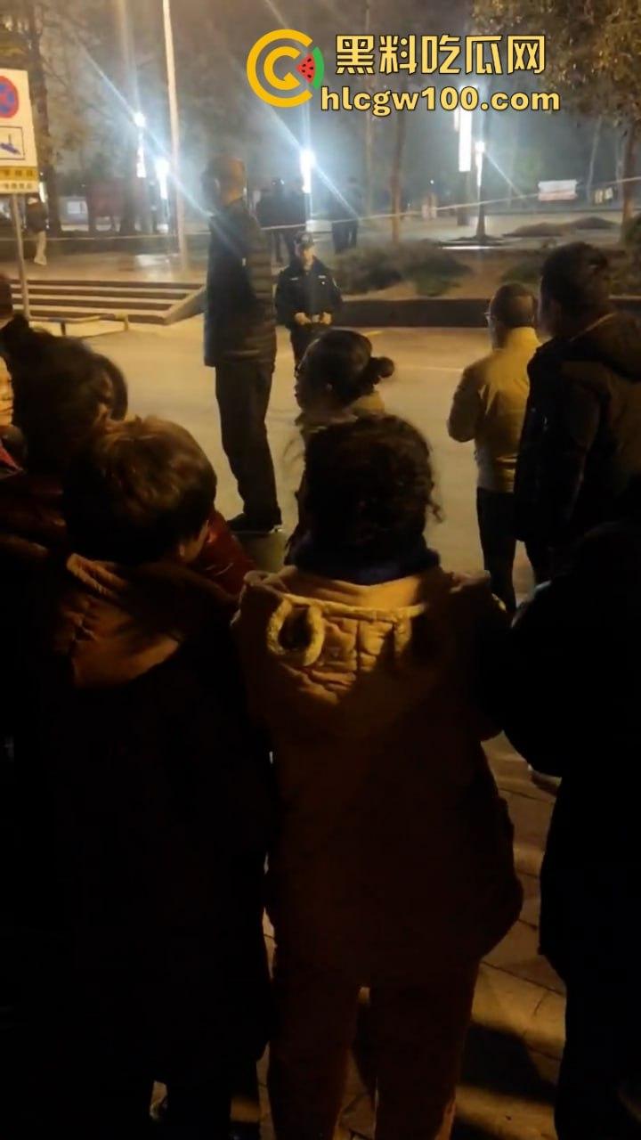 甘肃骚妇频繁出轨又约炮 原配老公当街抓奸怒杀奸夫 骚鸡终于知道怕了 当场吓尿!-5