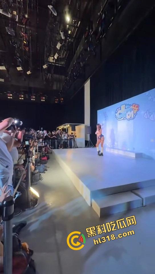 长隆水上乐园coser骚出天际,大奶全露只贴乳贴,B站活动胸前两根吊带全场男人看直眼,这波冲到飞起!-4