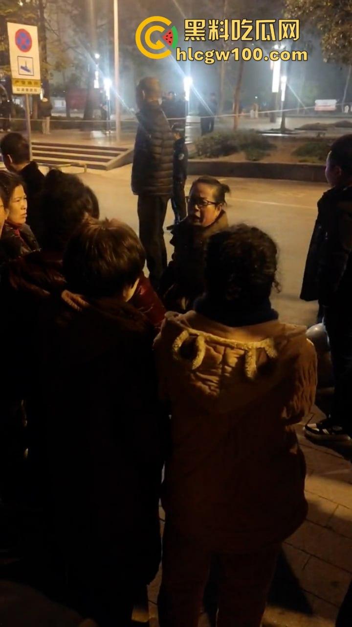 甘肃骚妇频繁出轨又约炮 原配老公当街抓奸怒杀奸夫 骚鸡终于知道怕了 当场吓尿!-8