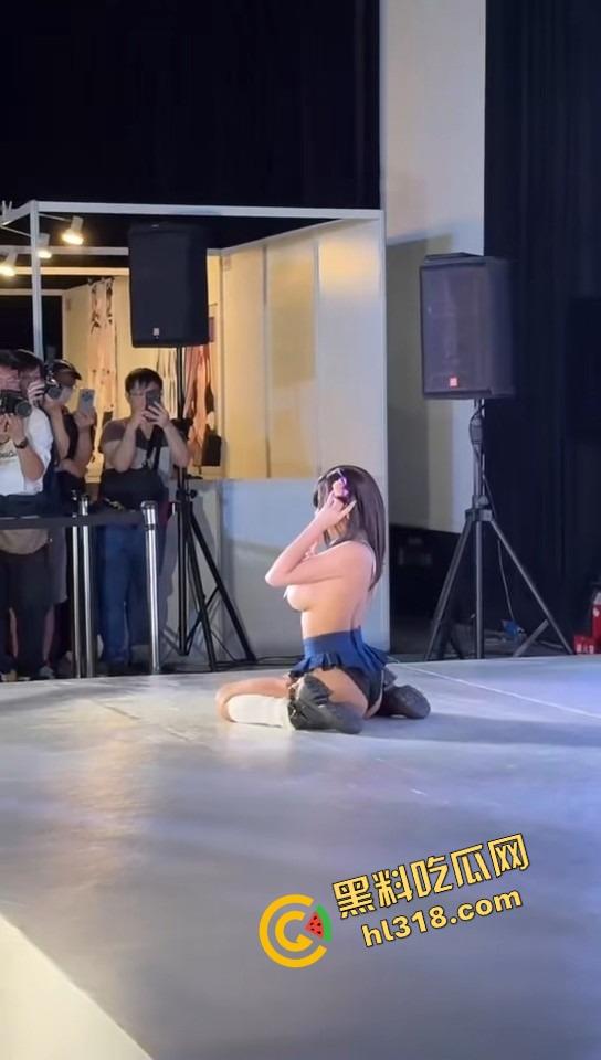 长隆水上乐园coser骚出天际,大奶全露只贴乳贴,B站活动胸前两根吊带全场男人看直眼,这波冲到飞起!-5