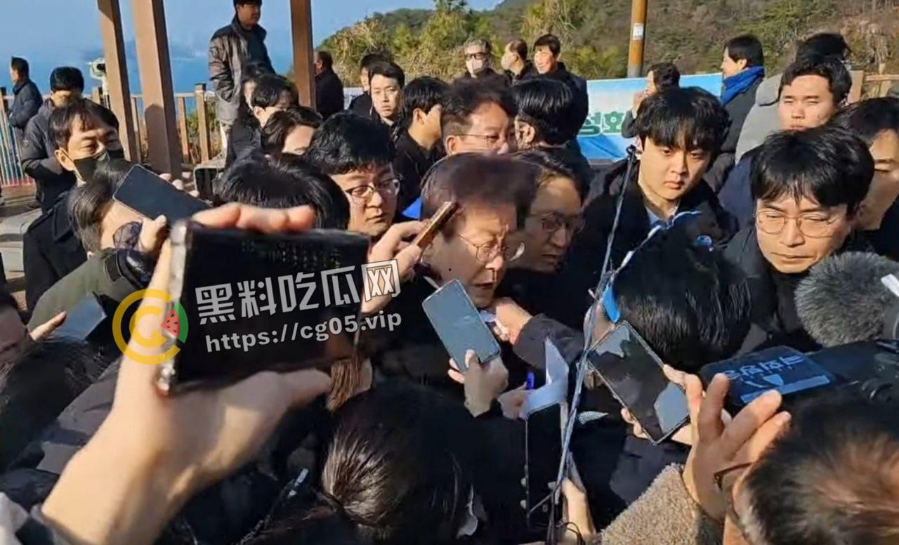 韩国最大在野党共同民主党党首【李在明】釜山参加活动遇刺 颈部受伤 【尹锡悦】紧急发布声明严查 疑似贼喊捉贼-2