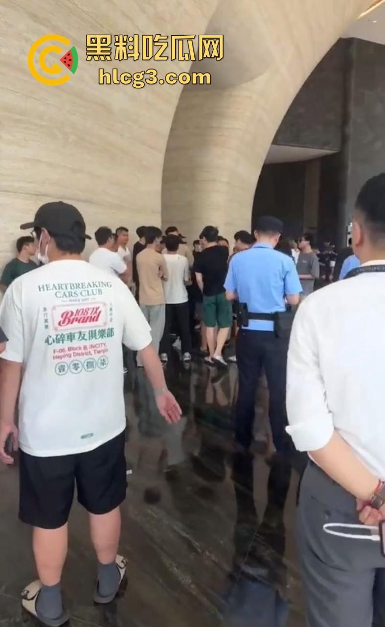 权没维上 还交了20块停车费?极氪背后的生存之战 极氪车主彻底破防 老车主拉横幅维权-8