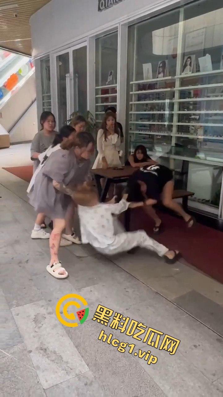 自贡市华商国际城上演精神小妹女人大战，场面火爆引人围观！-2