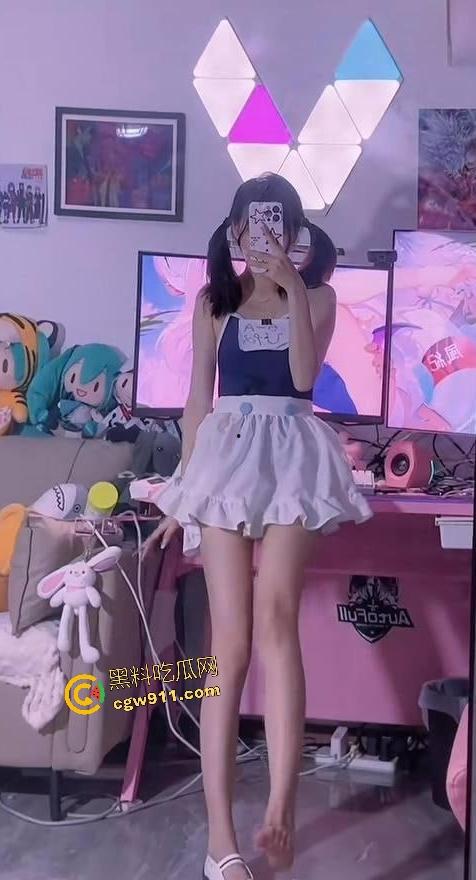 抖音萝莉网红【晗堡包】，线上引流线下卖逼！变人人可操的淫娃，女仆装白虎嫩逼吸大哥精子！-3