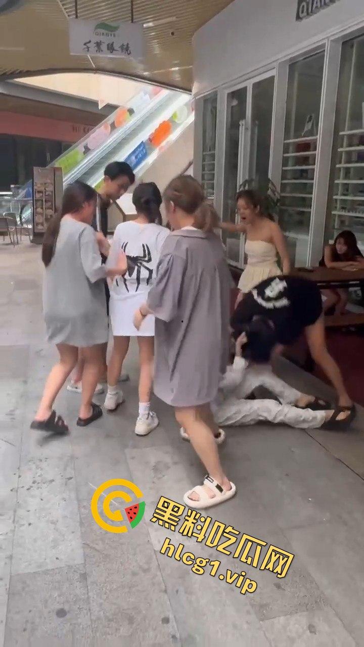 自贡市华商国际城上演精神小妹女人大战，场面火爆引人围观！-4