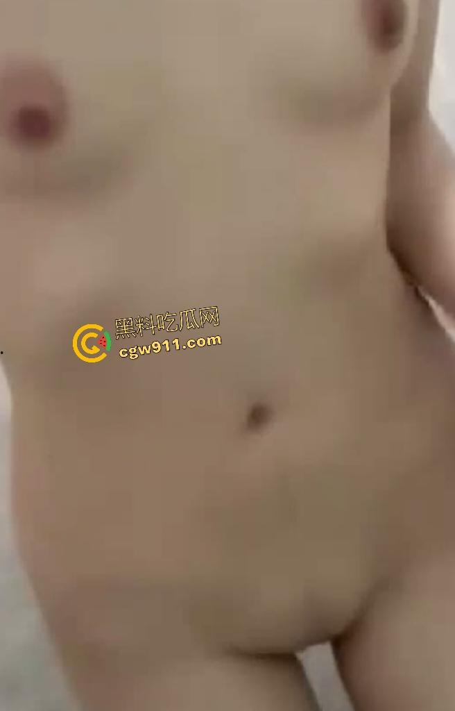 抖音萝莉网红【晗堡包】，线上引流线下卖逼！变人人可操的淫娃，女仆装白虎嫩逼吸大哥精子！-4