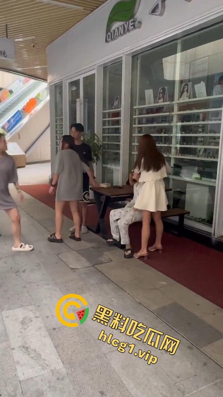 自贡市华商国际城上演精神小妹女人大战，场面火爆引人围观！-5