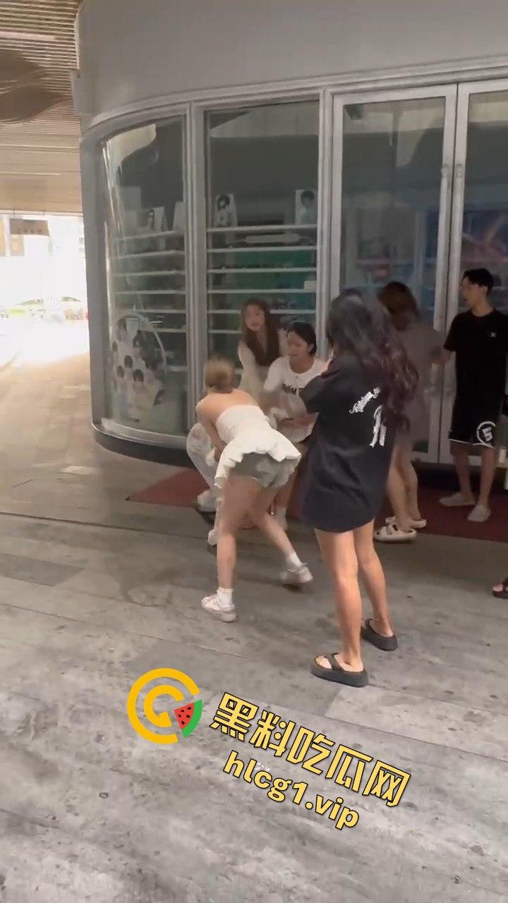 自贡市华商国际城上演精神小妹女人大战，场面火爆引人围观！-6
